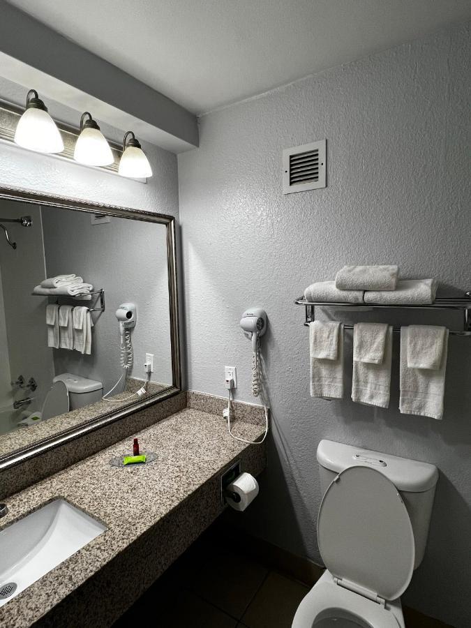 Super 8 By Wyndham Fort Worth Entertainment District מראה חיצוני תמונה