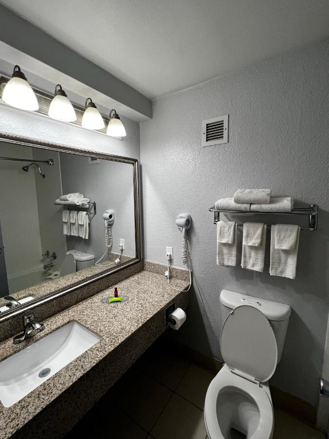 Super 8 By Wyndham Fort Worth Entertainment District מראה חיצוני תמונה