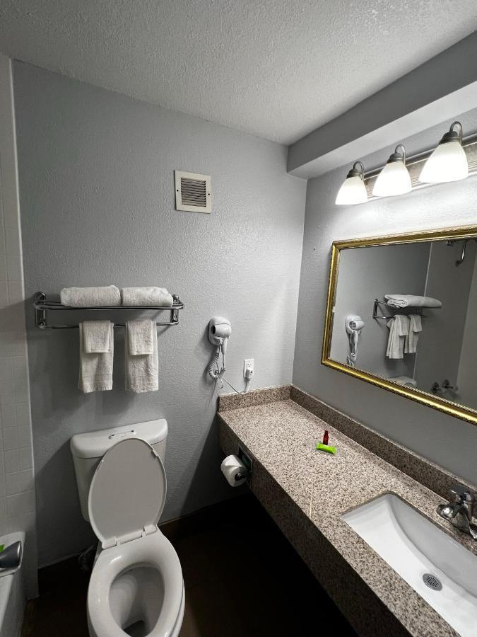 Super 8 By Wyndham Fort Worth Entertainment District מראה חיצוני תמונה