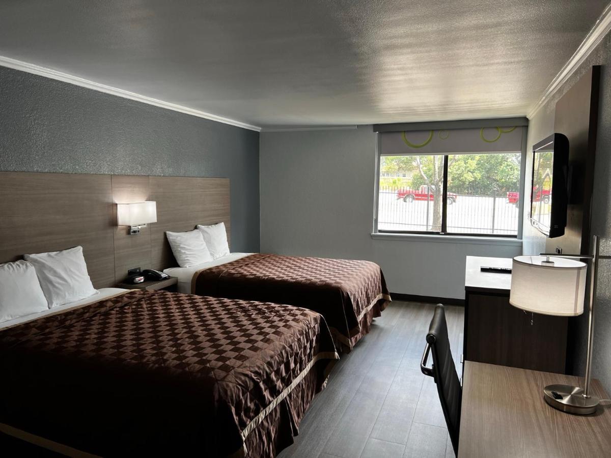 Super 8 By Wyndham Fort Worth Entertainment District מראה חיצוני תמונה